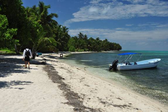 Caminhando nas praias de Half Moon Caye, perto do Blue Hole, na grande barreira de corais, em Belize